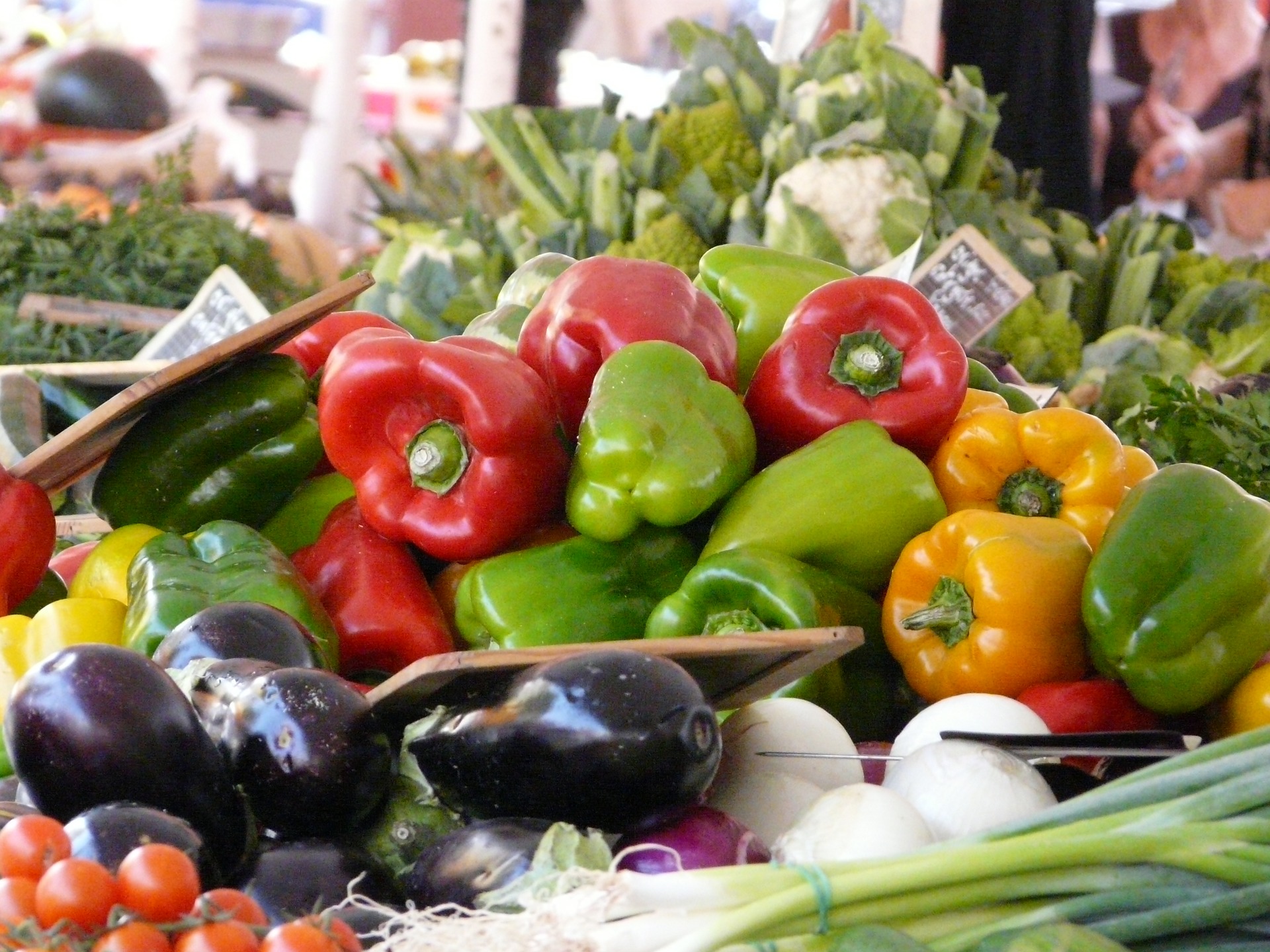 Рынок свежих овощей. Овощи и фрукты. Овощи на рынке. Овощи и фрукты на рынке. Овощи на базаре.
