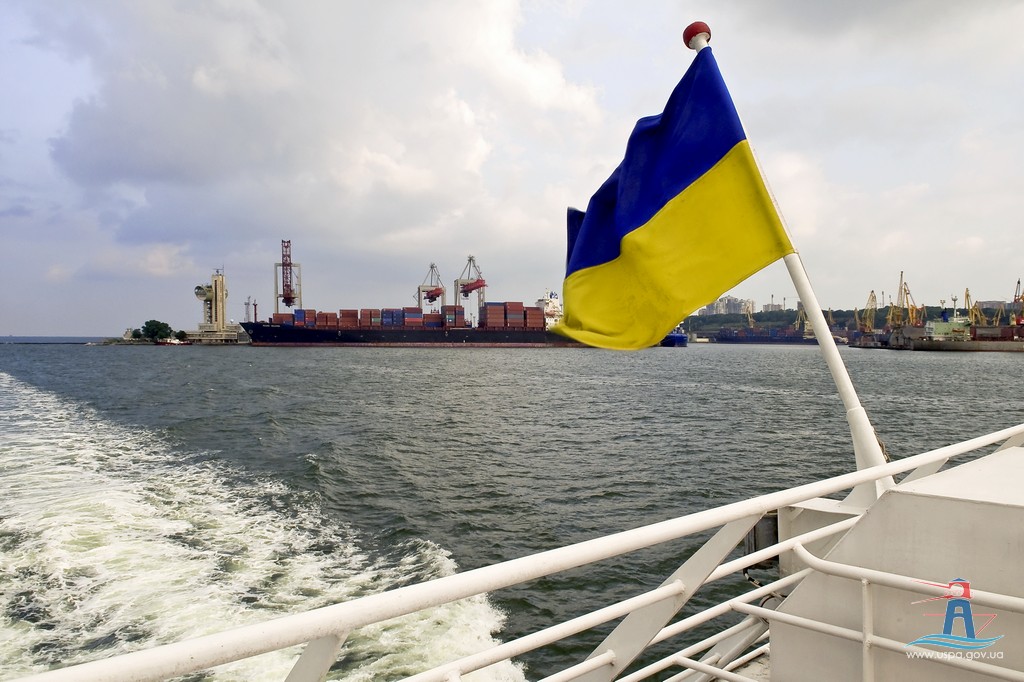 Государственный флаг судна. Судно под флагом Украины. Флаги на судне. Морской флаг Украины. Корабль с украинским флагом.